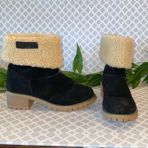 Black boots faux sheepskin
